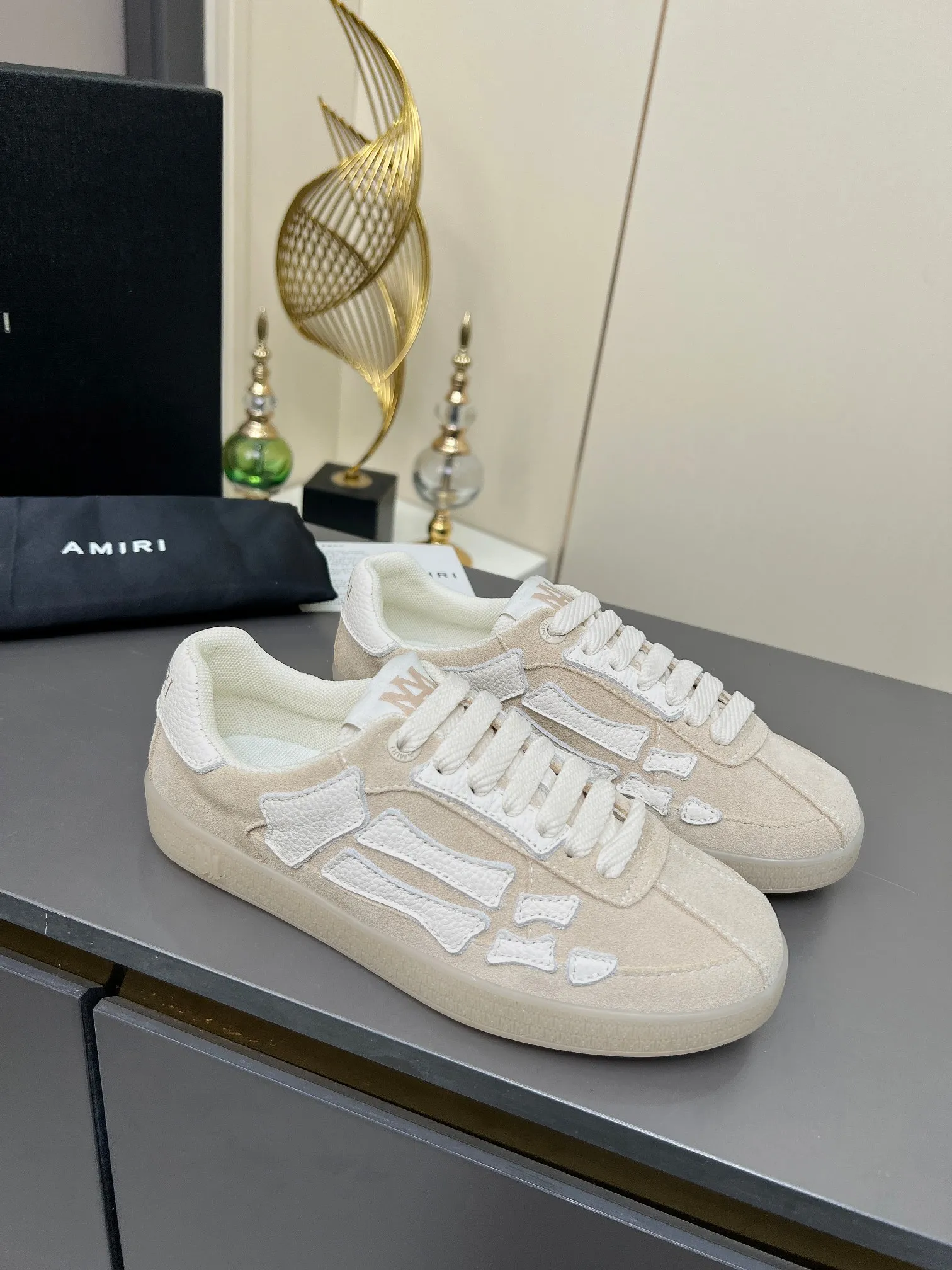 Men's Men's Shoes 💰580 Bone Shoes · AMIRI Skel-Top AMIRI 🔥 launches a new "ThePacific" series of low-top casual sports moral training shoes in the early spring of 2025. This iconic shoe covers men's and women's shoes, drawing inspiration from the brand's classic sports style and elegantly integrating West Coast style. "The Pacific" contrasting five-pointed star series is rooted in Amiri's unique California genes, showing the freedom and leisure atmosphere of the West Coast. This series launches two styles that incorporate the brand's iconic elements: the leather version is made of pure white leather with a same-color sole, and is embellished with star patterns on the side of the shoe, just like the bright starry sky of California. The black and ocean blue colors are shared by men and women, and there is also a red star model exclusive for men and a light pink star model exclusive for women. The suede model is decorated with the brand's classic bone pattern on the side of the shoe. The rubber sole and suede fabric complement each other. The color scheme covers black, chocolate and sand, and is suitable for both men and women. Made of imported cowhide and decorated with bone pieces on the sides of the upper, it is novel and unique and has a good three-dimensional effect! High-density breathable mesh lining + original molded TPU outsole 🙏 Recommended by celebrities, bloggers and internet celebrities, 🚵🏻 an indispensable item for shopping, partying and traveling. One of the most unmissable sneakers in 2025 ✦Color: 10 colors available ✦Size: Women’s size 35--40 ✦Size: Men’s size 39--45
